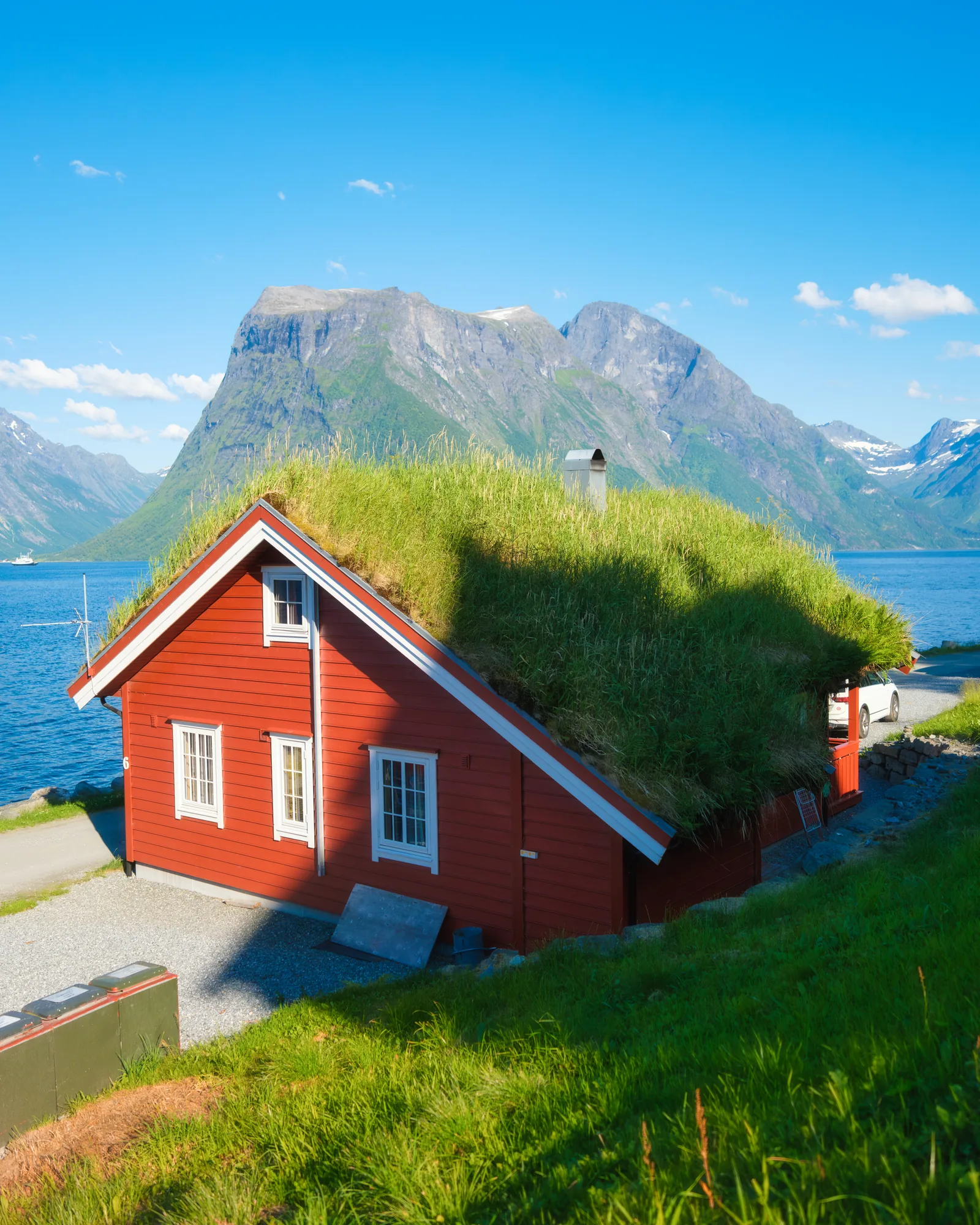 Tradisjonelt nordnorsk hus i fjordlandskap